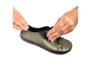 Enfilage simplifié des Promenade Junior, chaussures minimalistes pour enfant de la marque Magical Shoes