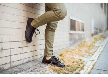 Photo des chaussures minimalistes noires en cuir Linos de la marque Angles