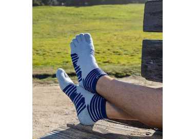 Photo de chaussettes à 5 doigts INJINJI Ultra Run mini-crew bleu et gris pour le running