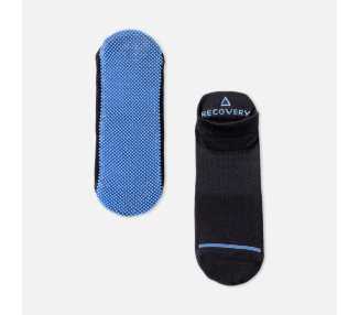 Chaussettes antidérapante neurostimulante NABOSO. A gauche mise sur l’envers (picot intérieur). A droite vu extérieur de dessus