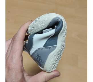 Flexibilité des chaussures minimalistes Tenui enfants de la marque BALLOP. Vu de côté et de la semelle.