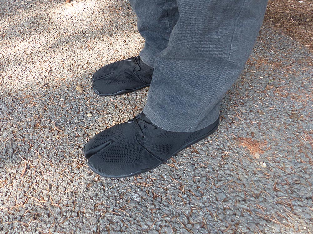 chaussures japonaises sports jog 2 avec pantalon noir