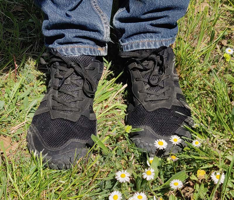 Photo des chaussures minimalistes Pellet de la marque Ballop portées dans l'herbe