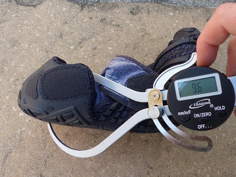 Photo de prise de mesure au talon d'une chaussure Vibram Furoshiki